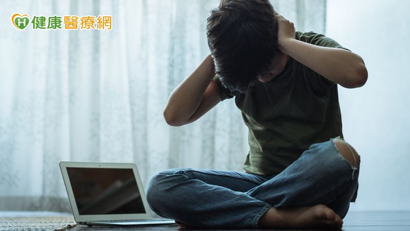 目睹重大意外感到恐懼、不安？　心理師教3招安定孩子與自己