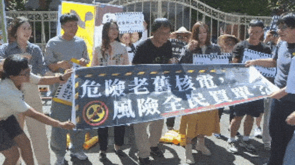 快新聞/走上街籲「核三重啟公投不同意」 4民團+4政黨聯手打破核電海報