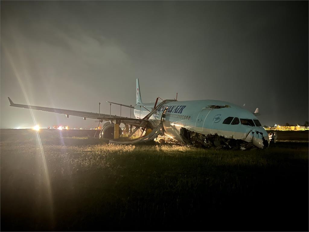 暴雨中3度降落失敗！大韓航空客機「衝出跑道」機體毀損照曝光
