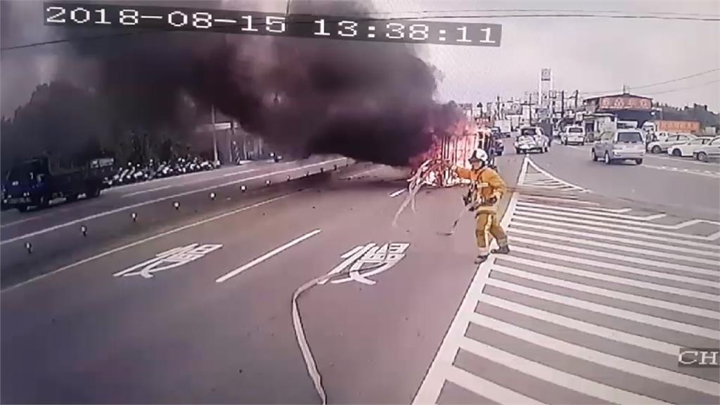 小貨車交流道撞休旅車 翻覆起火幸無人傷