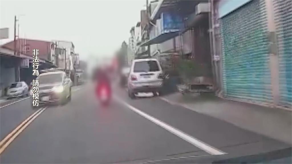 毒犯闖燈還沒戴安全帽！　逃死巷被警「開車門擊落」