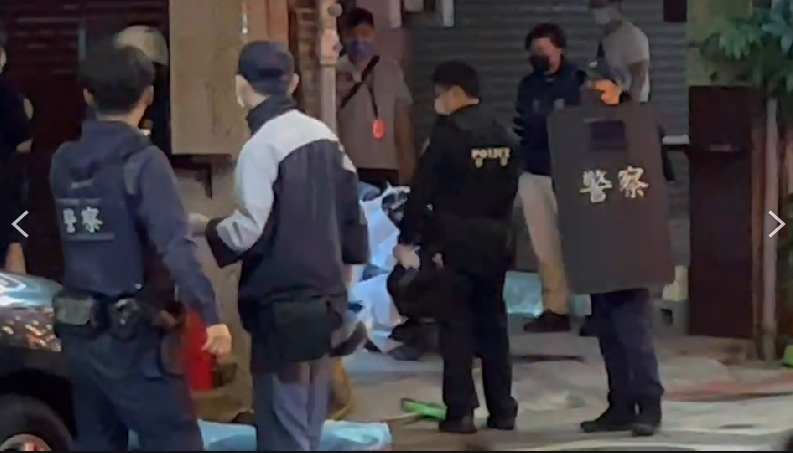萬華青山宮警匪對峙　槍手自轟2槍「倒臥血泊」現場畫面曝光
