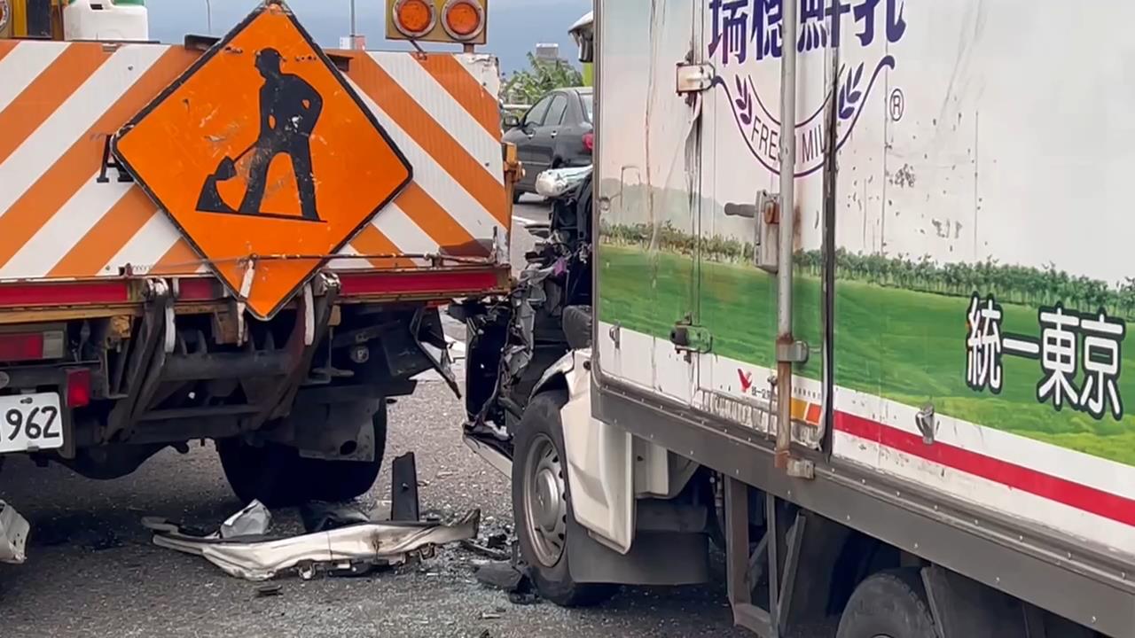 不專心？蘭陽大橋貨車撞工程車　2除草工人遭撞飛　肇事駕駛一度卡車內