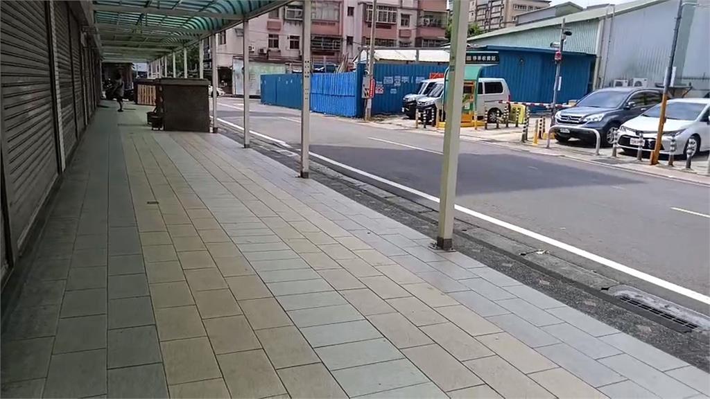 傻眼！外送員路邊暫停機車　路過女子無故出手推倒