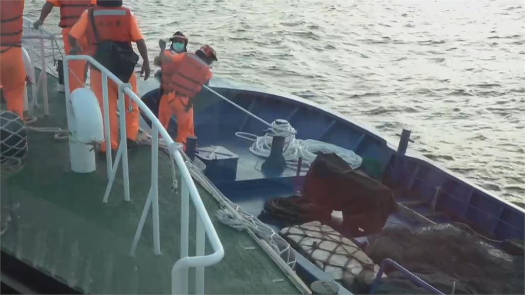 中國漁船無故致流澎湖七美水域　海巡隊強靠登檢押返涉案人船
