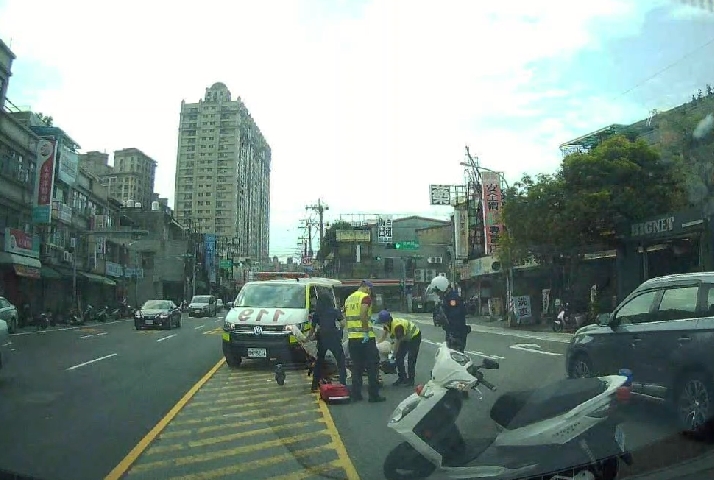 女子大白天醉倒路中　中壢警消及時伸援送醫