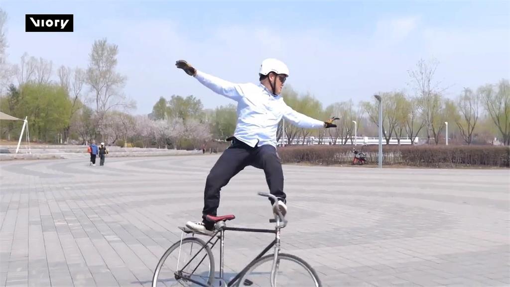 中國6旬老翁表演「單車特技」　大秀超強平衡感　吸引大批民眾圍觀