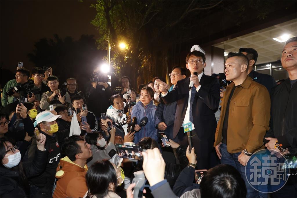 【柯文哲起訴】柯文哲交保小草嗨翻　黃國昌酸：阿北不是鄭文燦，銀行開門才能籌錢