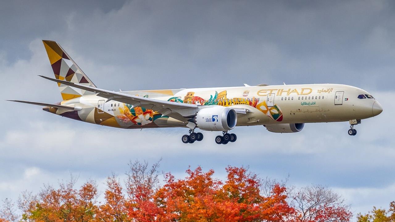 快新聞／首航台灣！「阿提哈德航空」客機將飛抵桃園　航空迷架相機守候