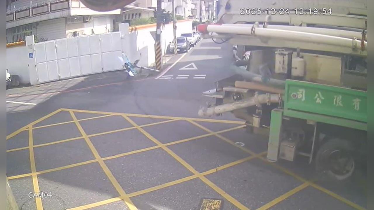 花蓮泵浦車撞壞路牌桿落跑　公所：駕駛致電承諾會修復