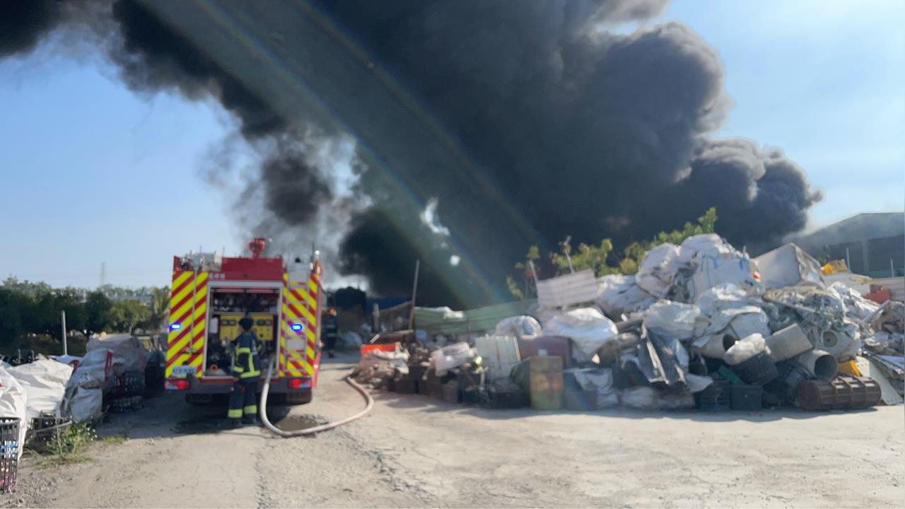 最新／高雄戶外回收場火警！黑煙竄天驚悚畫面曝