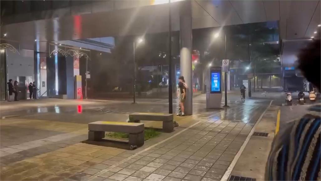 躲雨驚魂！信義A19五樓鐵欄杆斷裂　砸裂玻璃釀6人受傷