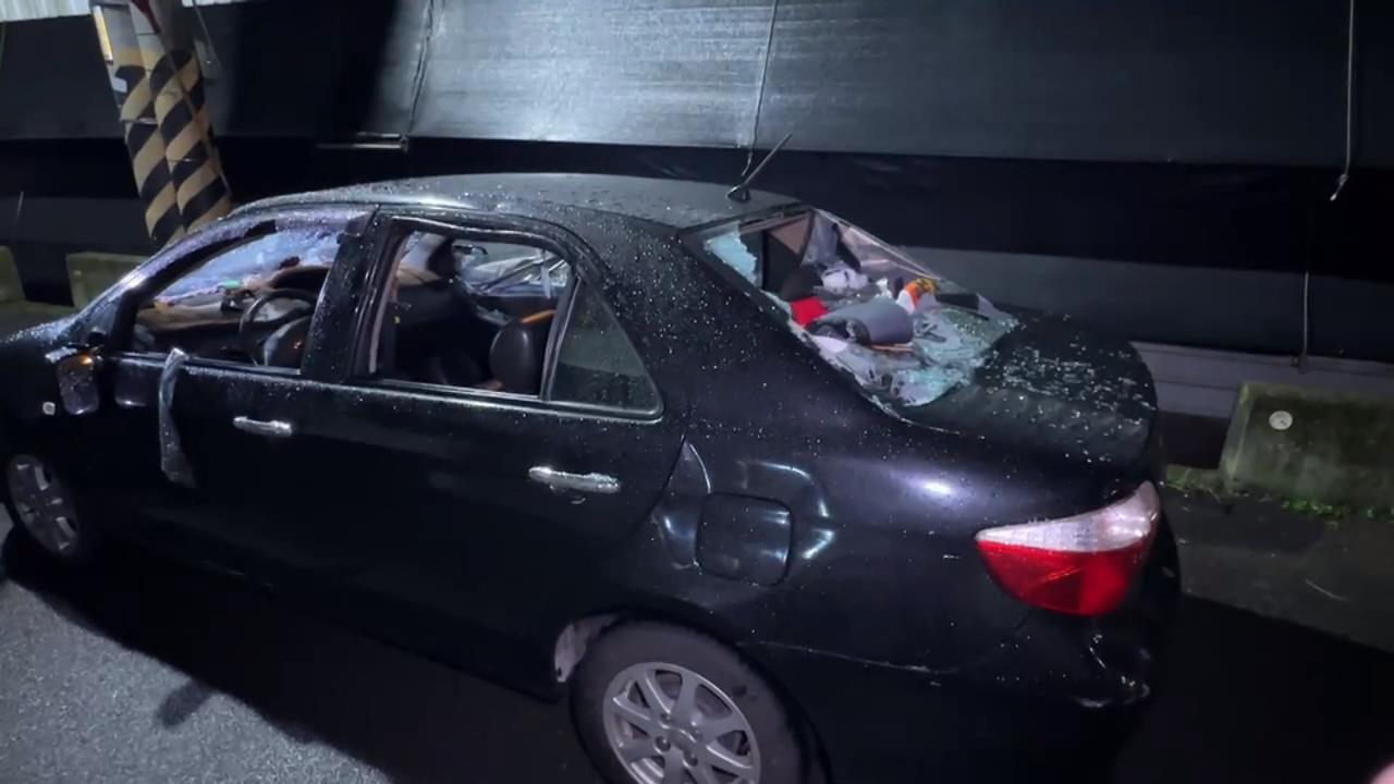 台中砸車傷人！疑土地糾紛　轎車玻璃全碎、男子遭圍毆倒地送醫