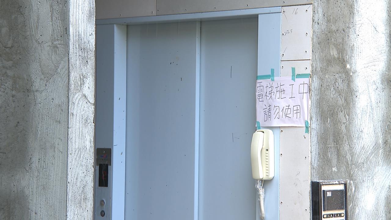 50歲婦搭電梯「門還沒關突下墜」！半身卡在半空「活活被夾死」畫面曝