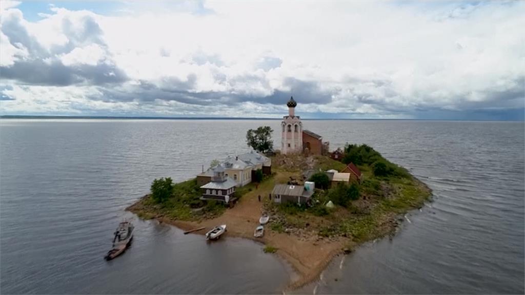 重建北俄羅斯湖中教堂 跳傘人士發揮大愛