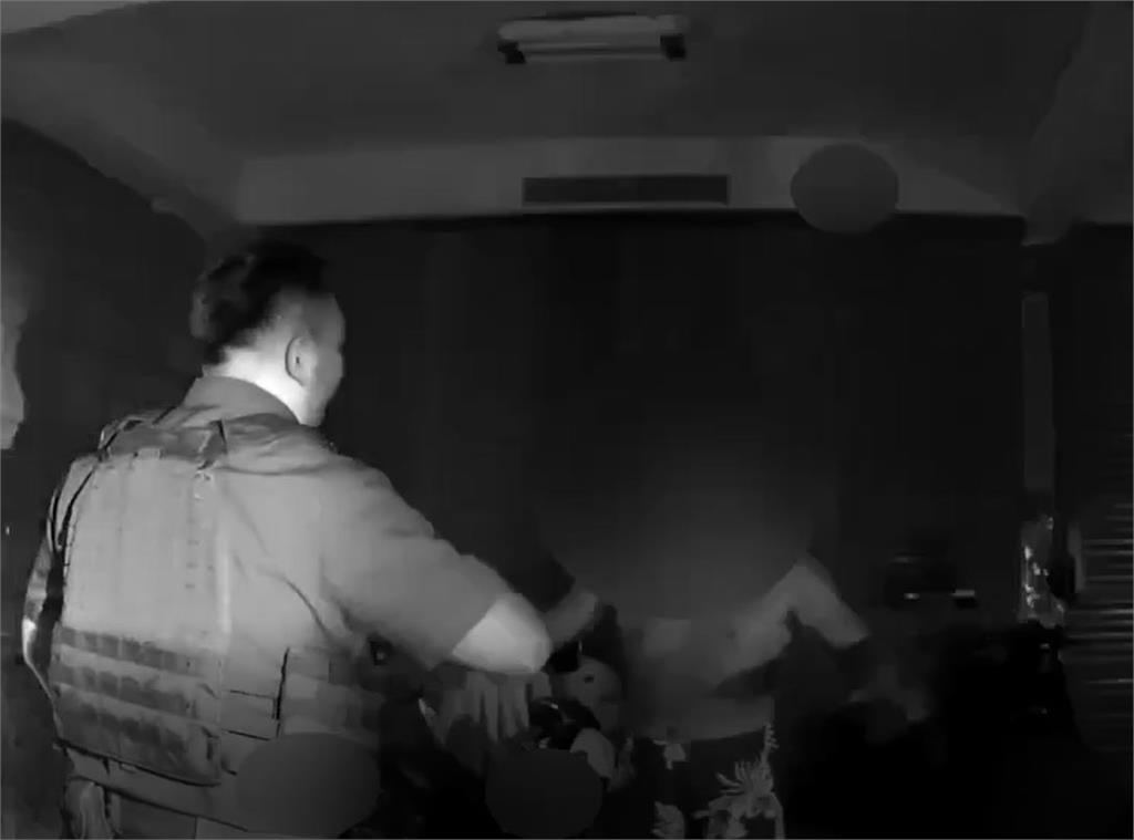 家人也受不了！醉男深夜拍打鐵門　母親拒開門報警求助