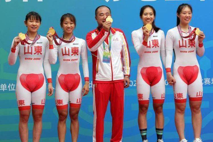 山東女自行車隊服「一團紅」！頒獎嚇壞網友：強國美學怎麼了