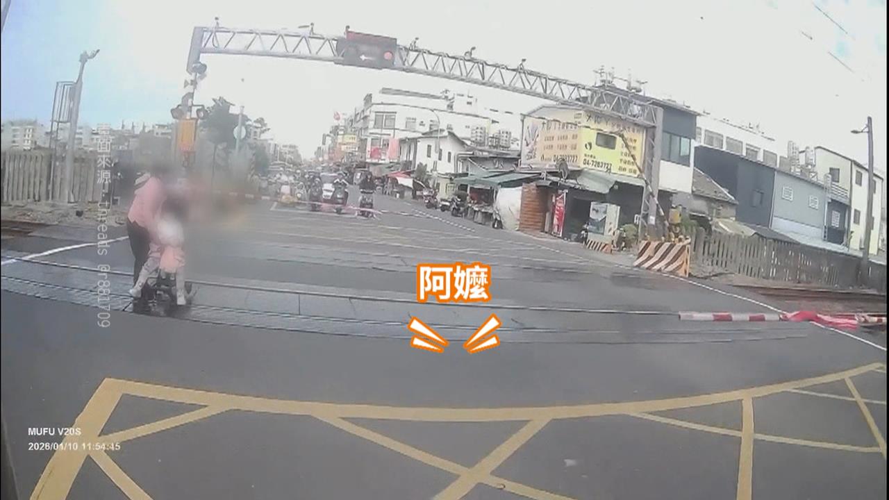 彰化孫女急喊阿嬤！　娃娃車險卡平交道　外送員急救援