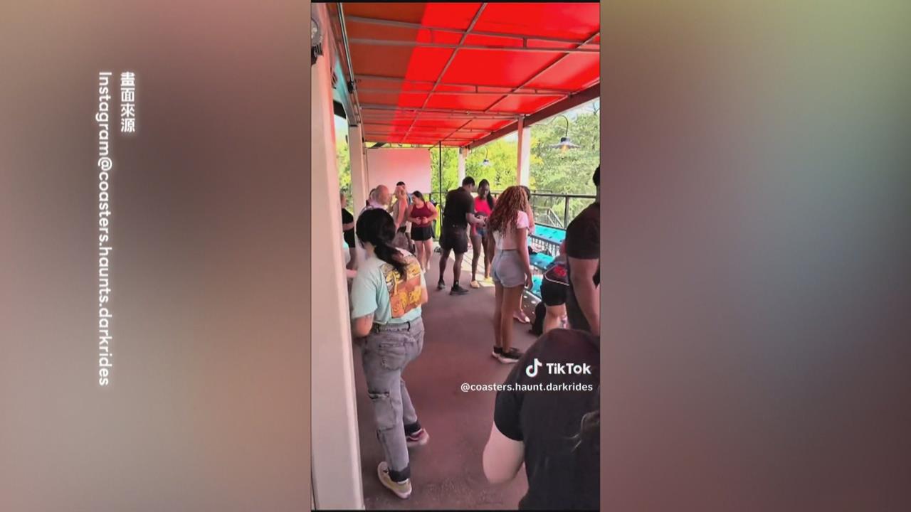 搭雲霄飛車遭飛鞋襲臉 男乘客神反應眾人歡呼