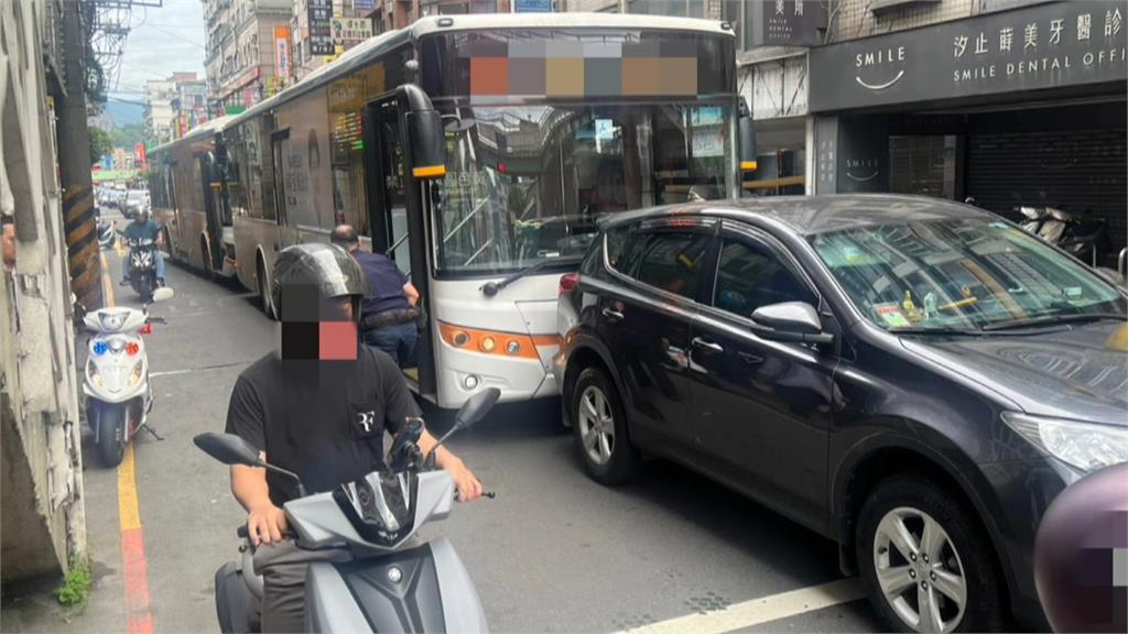 汐止公車撞公車! 疑未保持安全距離釀交通癱瘓
