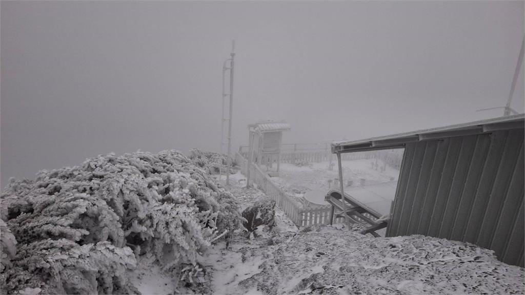 快新聞／冷氣團來襲水氣充足！　玉山、合歡山、拉拉山等地出現降雪
