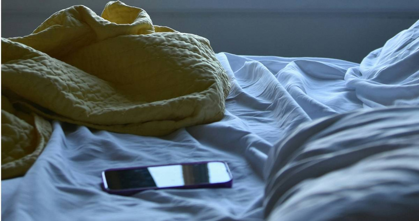 睡前滑手機「害你睡不好」? 加拿大研究團隊認為:沒你想像的嚴重