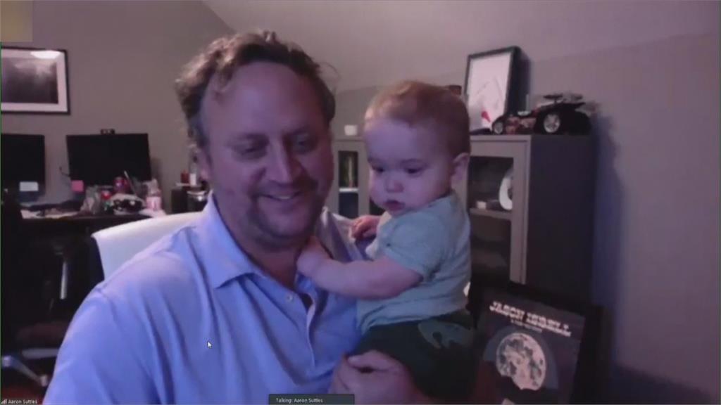 記者在家抱寶寶線上訪問　怕得罪採訪者結果意外