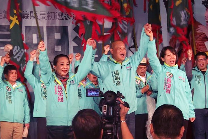 拚嘉義縣長初選雨中造勢 張花冠力挺張明達