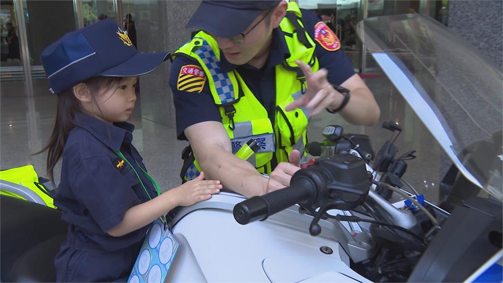 高雄小警消體驗營　120多位小小警消架勢十足