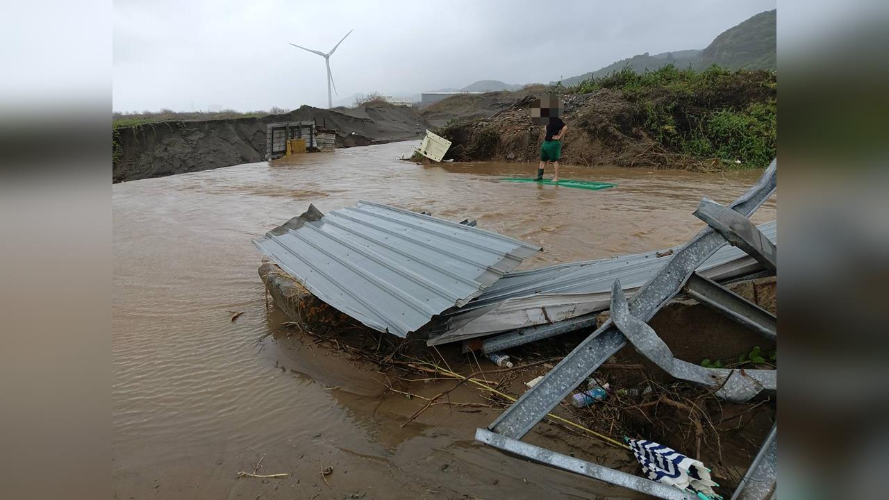 快新聞/暴雨驚魂!林口郵差誤駛入溪中險滅頂 一度站車頂呼救