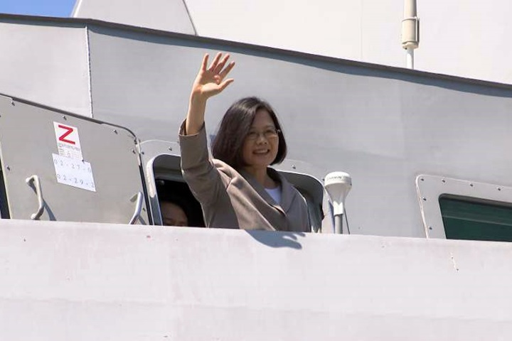 總統週五首登艦出海 中國宣布下週台海實彈軍演