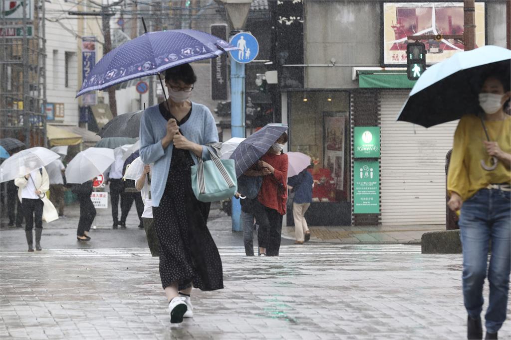 卡努才走蘭恩接著來　日小笠原群島暴雨浪高恐9米