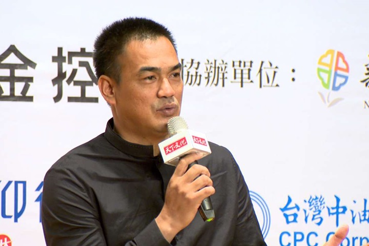 陳金鋒自傳捐贈學子 鼓勵學生不放棄！