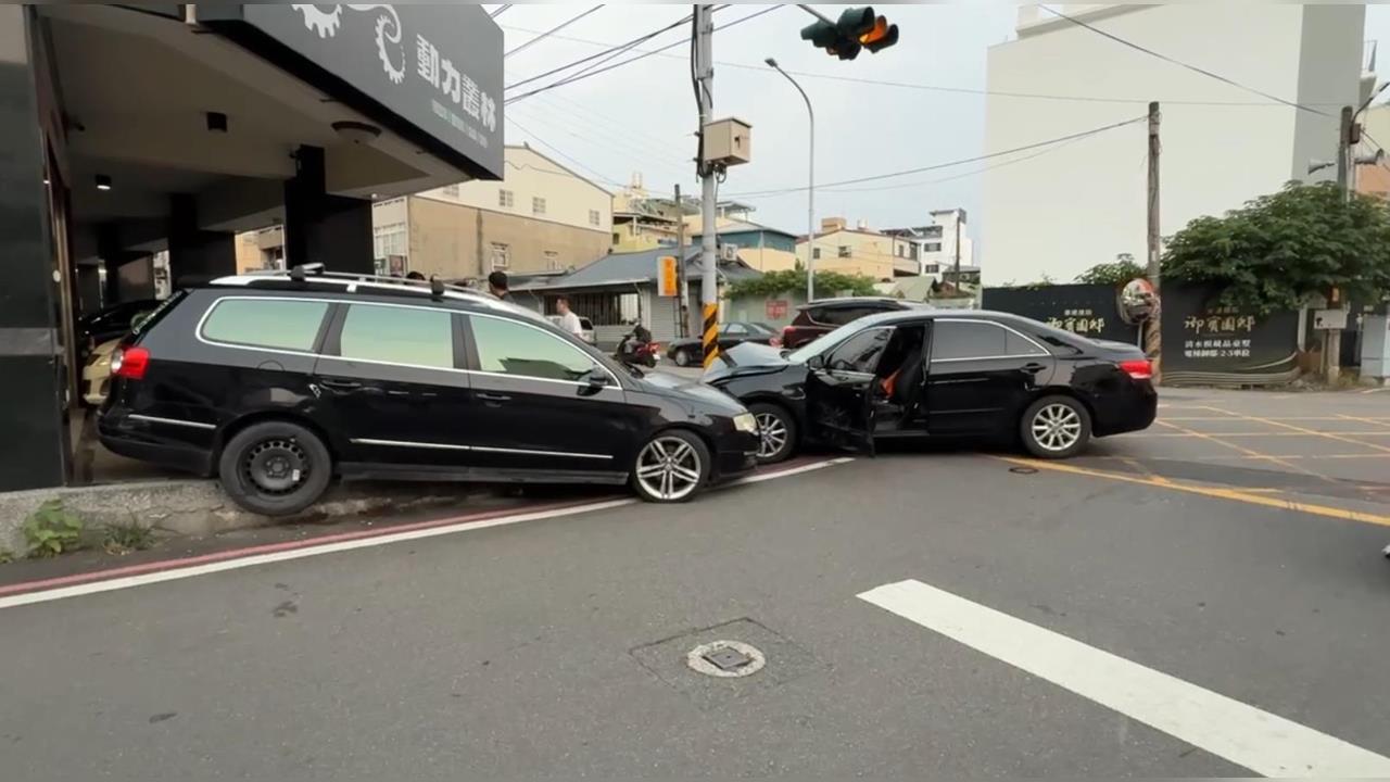 快新聞／疑感情糾紛！雲林女猛踩油門追撞　兩車失控波及民宅