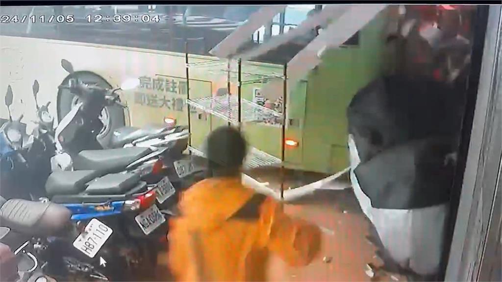 信義區出現無人公車！？　　一路"倒退嚕"撞進騎樓