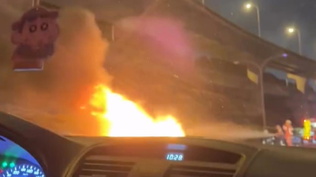 快新聞/禍不單行!昨夜國一火燒車 國三2車追撞「雙雙翻車」交通受阻