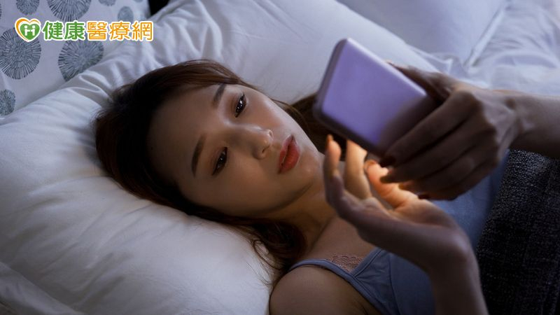 睡前滑手機恐失眠!醫授5招改善睡眠品質