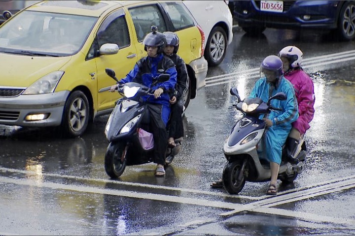 小犬緩慢西進...氣象局曝「再濕2天」！挾豐沛雨量「這地區」進帳最多