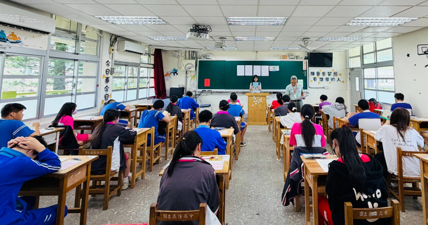 國中會考「答案紙難寫字」考生狂換筆崩潰　教育部回應了