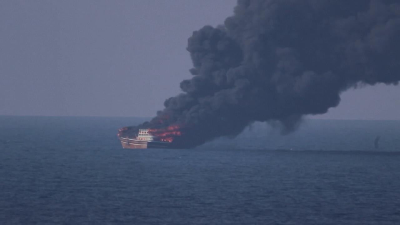 荷姆茲海峽2新加坡商船遭擊沉　CNN：美考慮使用「炸彈之母」攻擊伊朗