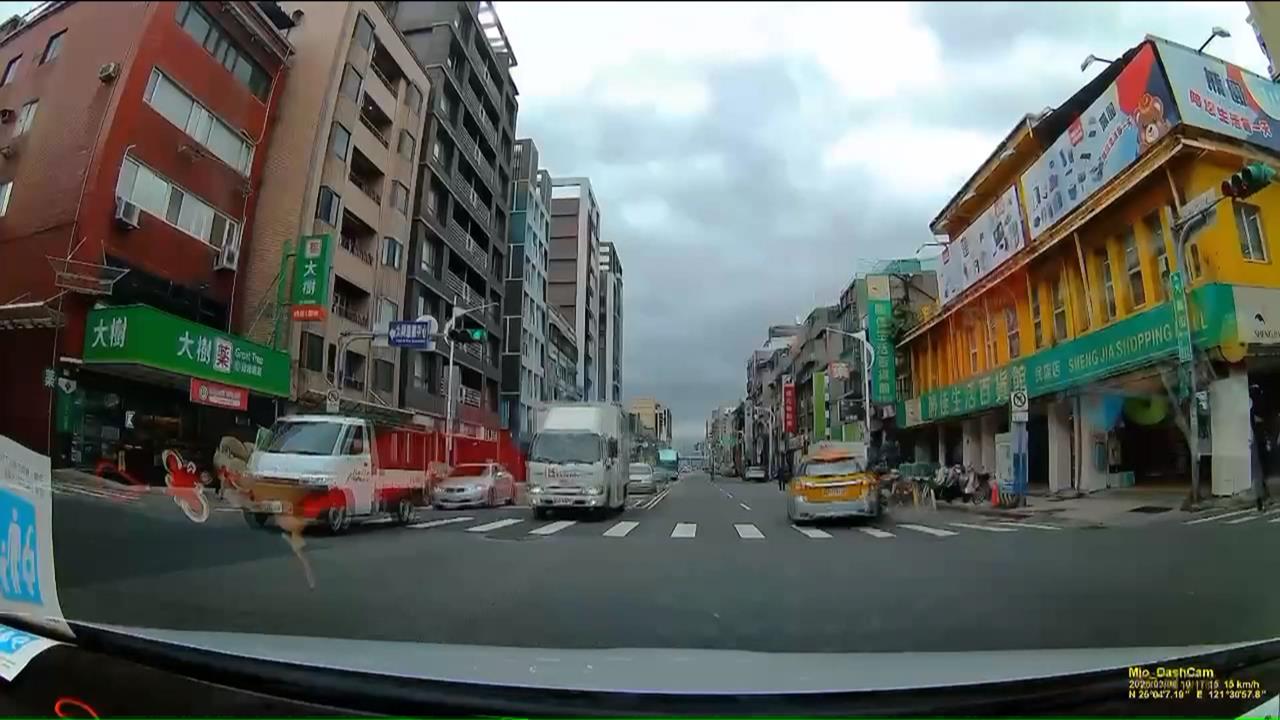 想看經典賽出門買遙控器！　小黃無照上路「撞機車、貨車」釀兩傷