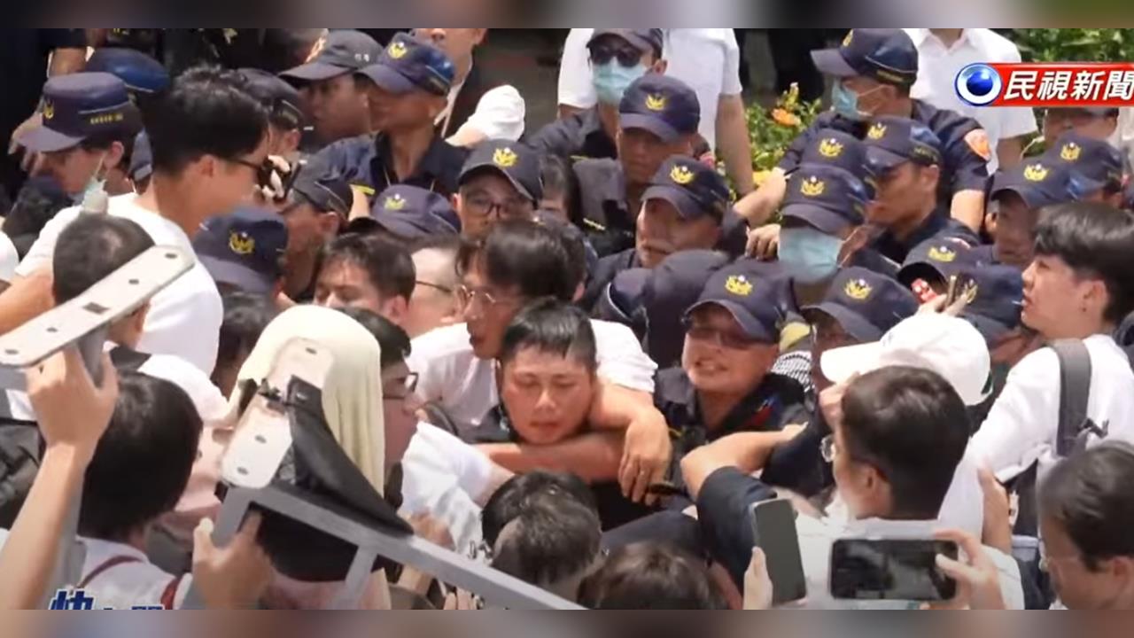 快新聞/第四波衝突爆發!黃國昌翻越鐵柵欄 指控「警察打人」