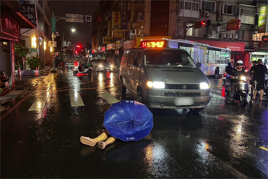 快新聞／撞人還跑？新北蘆洲1廂型車撞行人　肇事駕駛趁亂棄車逃逸