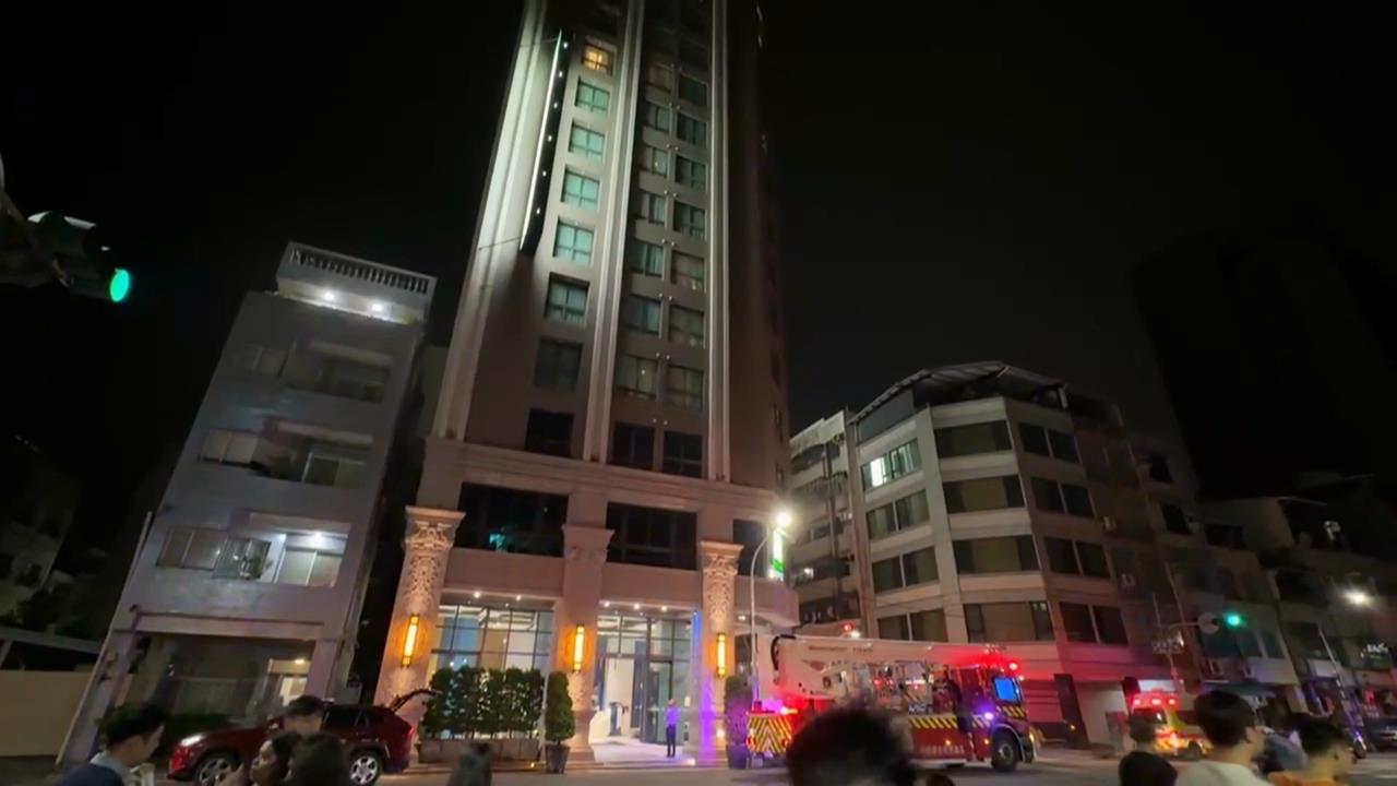夜半驚魂!高雄鹽埕飯店突竄濃煙 緊急疏散118名住客畫面曝光
