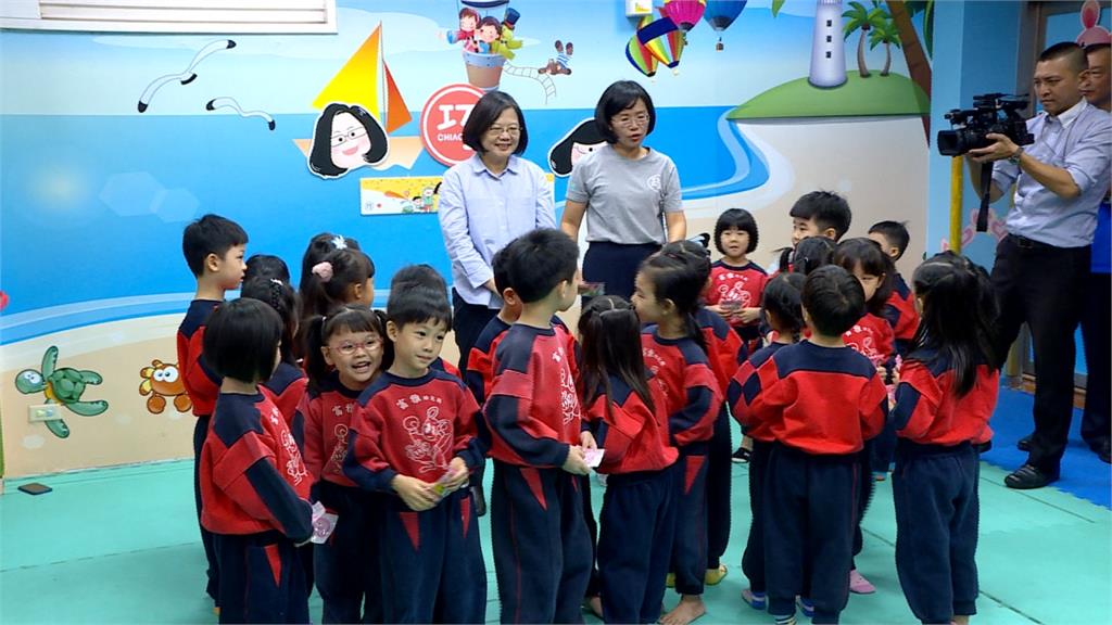 蔡總統視察托育準公共化 與蘇巧慧赴幼兒園說故事再推利多