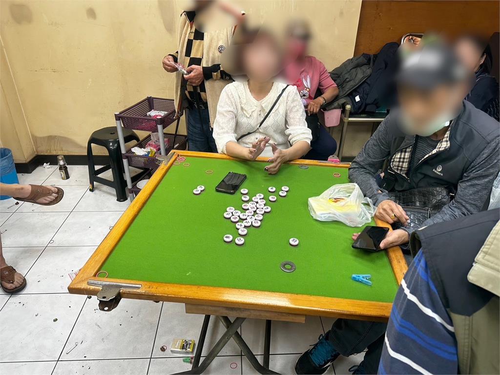 快新聞／大膽！高雄小吃店竟窩藏「肉龜」賭場　警方收網攻堅當場逮25人