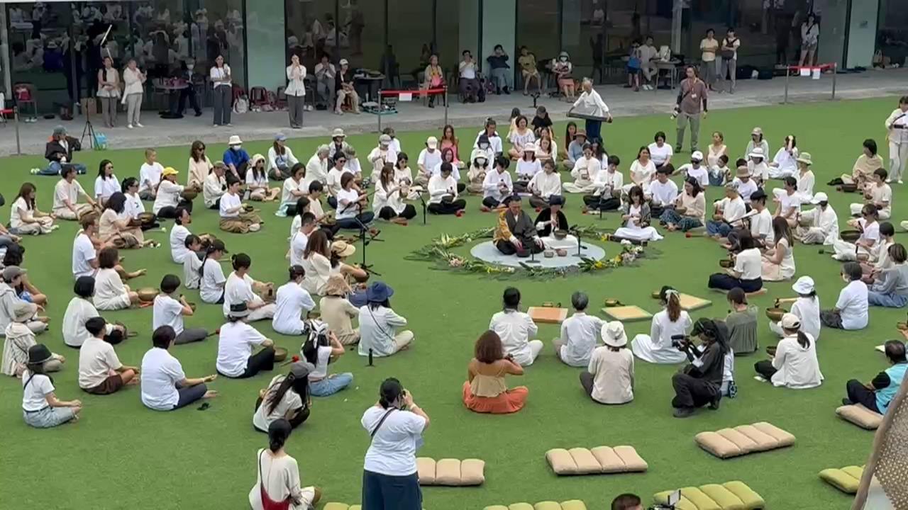 台東自然醒慢活祭開跑　講師帶領民眾「百人頌缽」