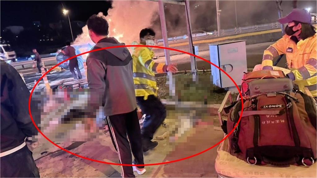 ​​國1楊梅休息站重大車禍！5人座電動車「硬擠2大6小」車門一度鎖死