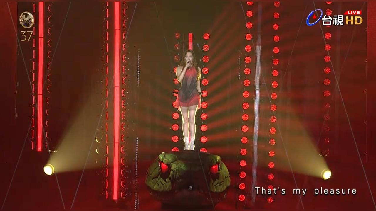金曲37／首接主持棒被讚爆！部落安慰獎送「洗衣精＋臉盆」5大「幽默現場」一次看