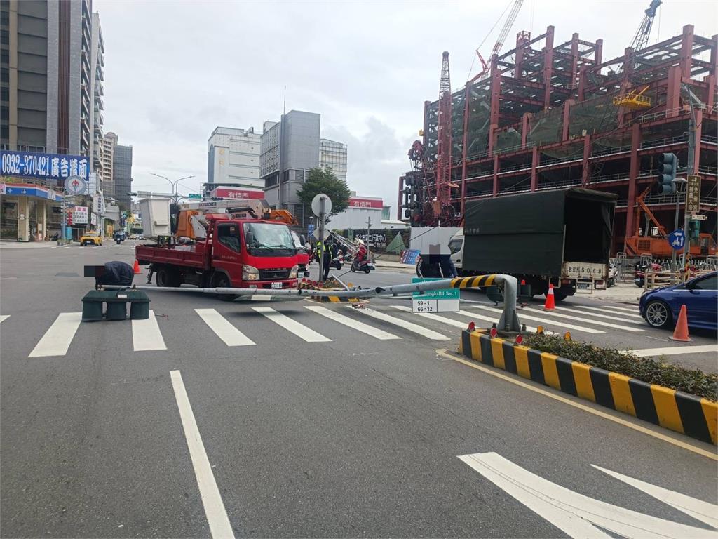 快新聞／三重出事了！男駕吊桿車疑忘收吊臂　扯斷紅綠燈畫面曝